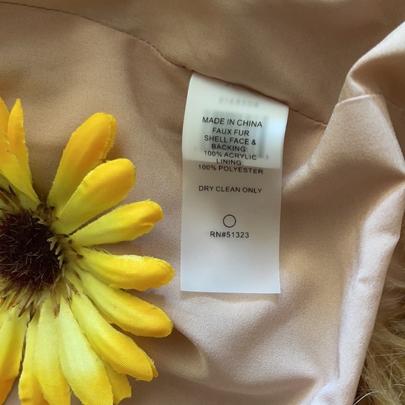 🌺 VINCE CAMUTO; BNWT Faux Fur Coat Misses Sz. XL! - Picture 16 of 16